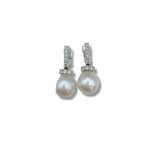 Splendidi orecchini Perle Akoia con diamanti, un gioiello di lusso perfetto per un'occasione speciale.