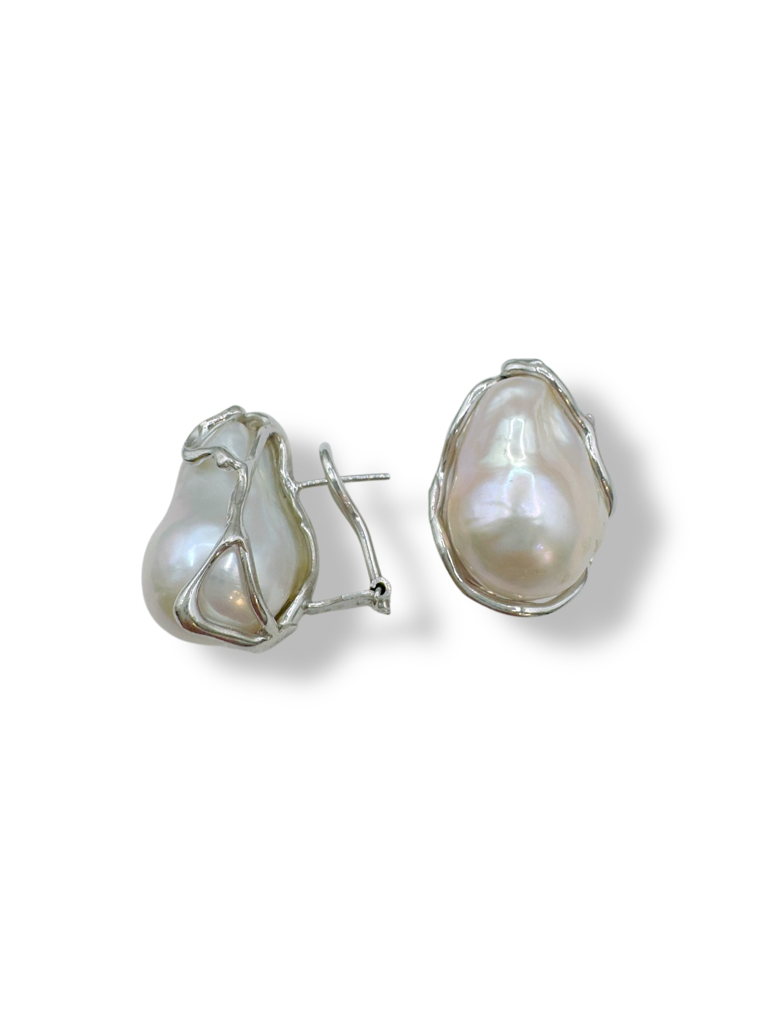 Splendidi orecchini con perle barocche in argento, un gioiello di lusso perfetto per un'occasione speciale.
