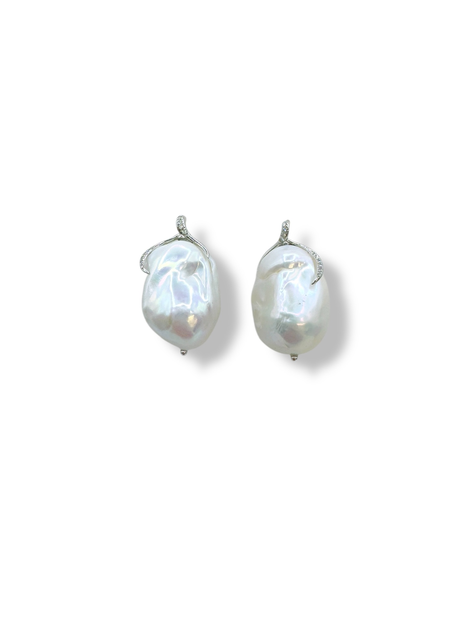Splendidi orecchini con perle barocche e diamanti, un gioiello di lusso perfetto per un'occasione speciale.