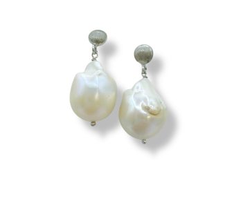 Splendidi orecchini in perle barocche, un gioiello di lusso perfetto per un'occasione speciale.