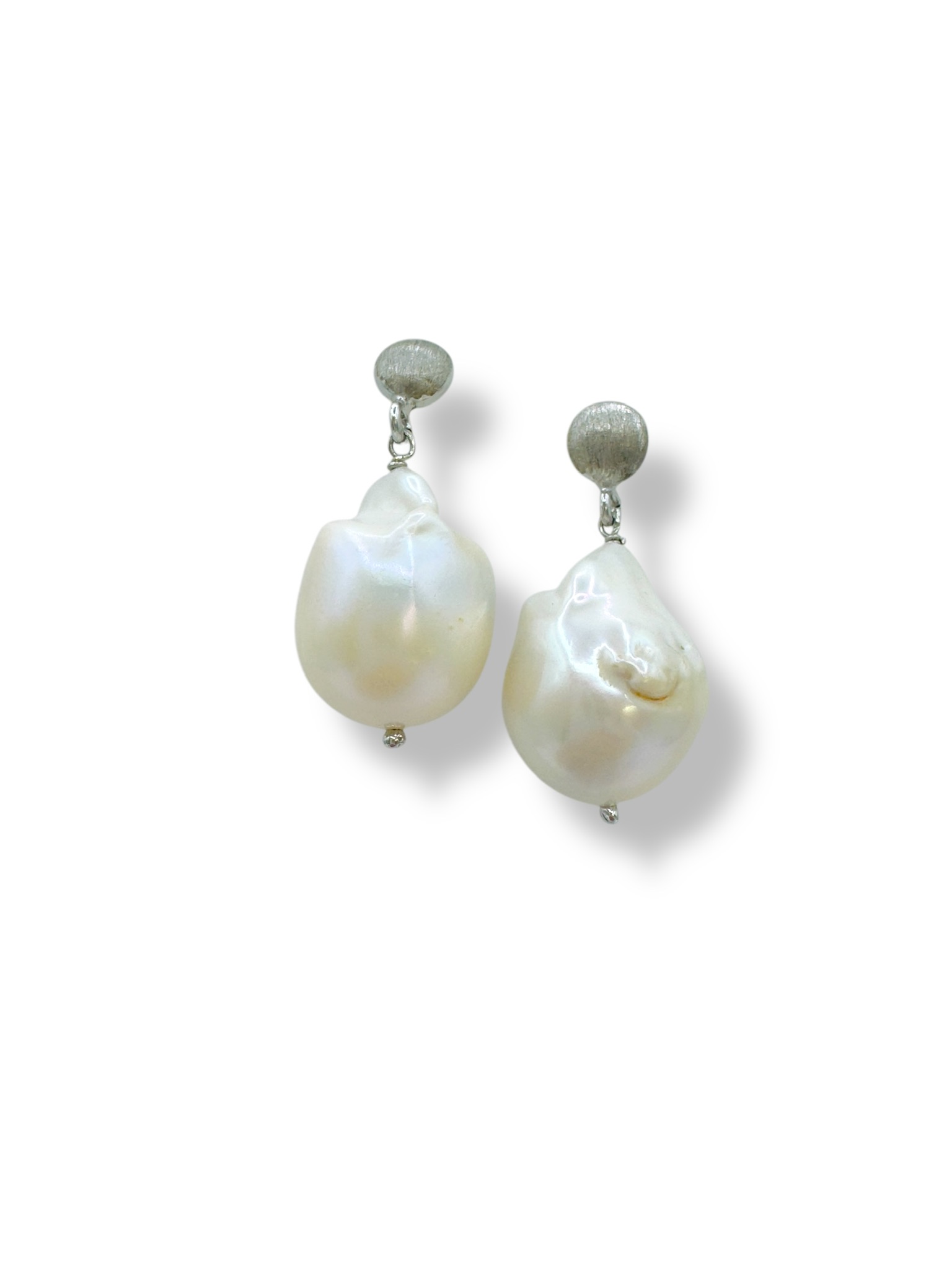 Splendidi orecchini in perle barocche, un gioiello di lusso perfetto per un'occasione speciale.