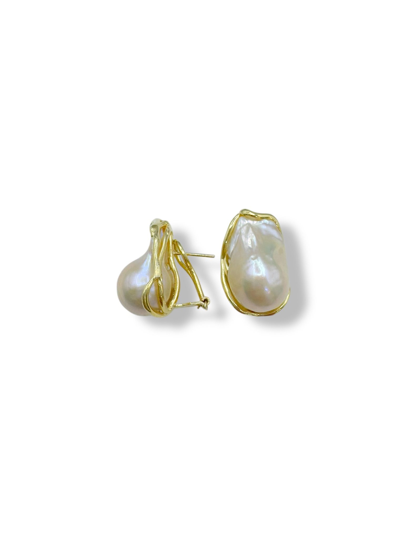 Splendidi orecchini di perle barocche, un gioiello di lusso perfetto per un'occasione speciale.