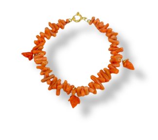 Bracciale Corallo Ciondoli Fragole di Patricia Oro Creations, un gioiello made in italy di alta gioielleria, perfetto per un regalo prezioso.