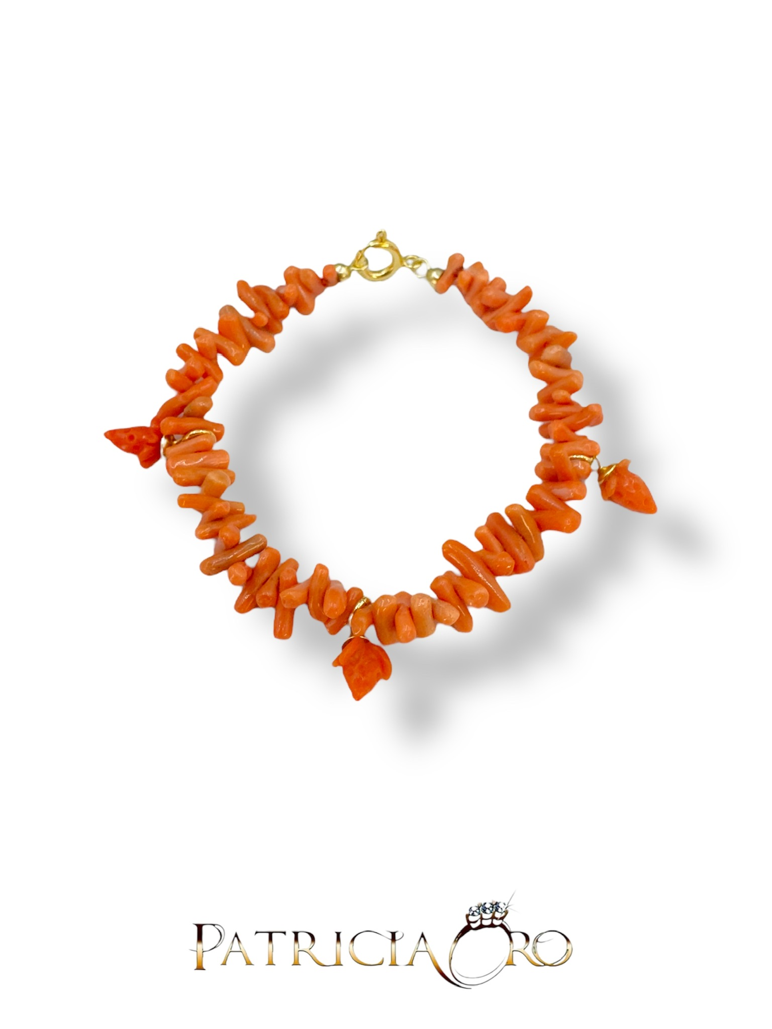 Bracciale Corallo con Ciondoli Fragole - Patricia Oro Creations | Gioielleria Patricia Oro Bracciale Corallo Ciondoli Fragole di Patricia Oro Creations, un gioiello made in italy di alta gioielleria, perfetto per un regalo prezioso.