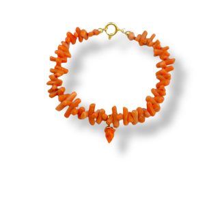 Splendido bracciale Corallo con ciondolo a fragola, un gioiello made in Italy di Patricia Oro Creations, perfetto per un regalo prezioso.