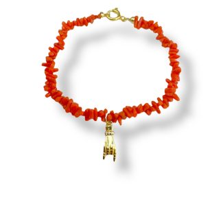 Bracciale Corallo Mano Con Corna, un gioiello made in italy di Patricia Oro Creations, perfetto per un regalo prezioso.