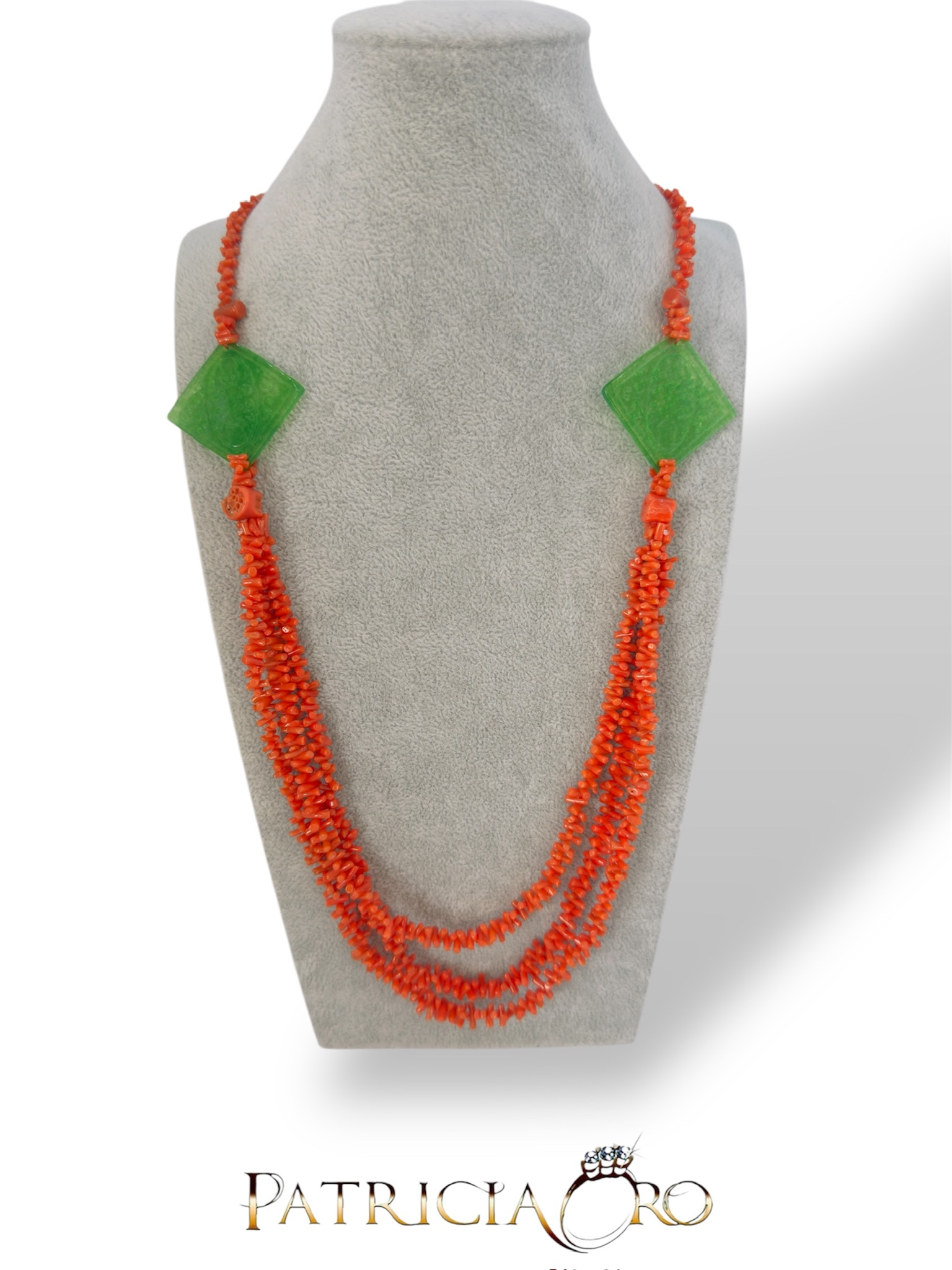 Splendida collana in corallo e giada verde, un capolavoro di gioielli made in italy, perfetto per un'occasione speciale.