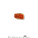 Anello Rosa Incisa in Corallo, un gioiello made in italy di Patricia Oro Creations, perfetto per un regalo prezioso. (Vista 2)