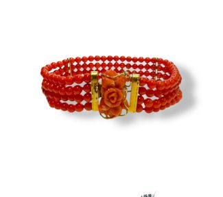 Splendido bracciale in corallo con rosa incisa, un gioiello made in italy di Patricia Oro Creations, perfetto per un'idea regalo preziosa.