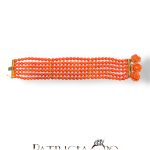 Bracciale Corallo con Rose Incise, un capolavoro di gioielleria made in italy, perfetto per un regalo prezioso. (Vista 2)