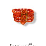 Bracciale Corallo con Rose Incise, un capolavoro di gioielleria made in italy, perfetto per un regalo prezioso.