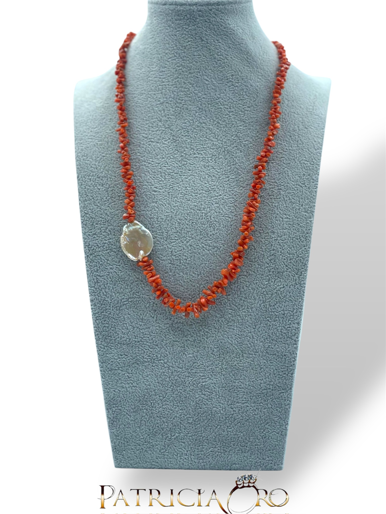 Splendida collana Corallo e Perla Barocca, un gioiello made in italy di Patricia Oro Creations, perfetto per un'idea regalo preziosa.
