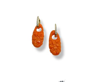 Orecchini Creole in corallo incisi, gioielli made in italy di Patricia Oro Creations, un'elegante espressione di alta gioielleria.