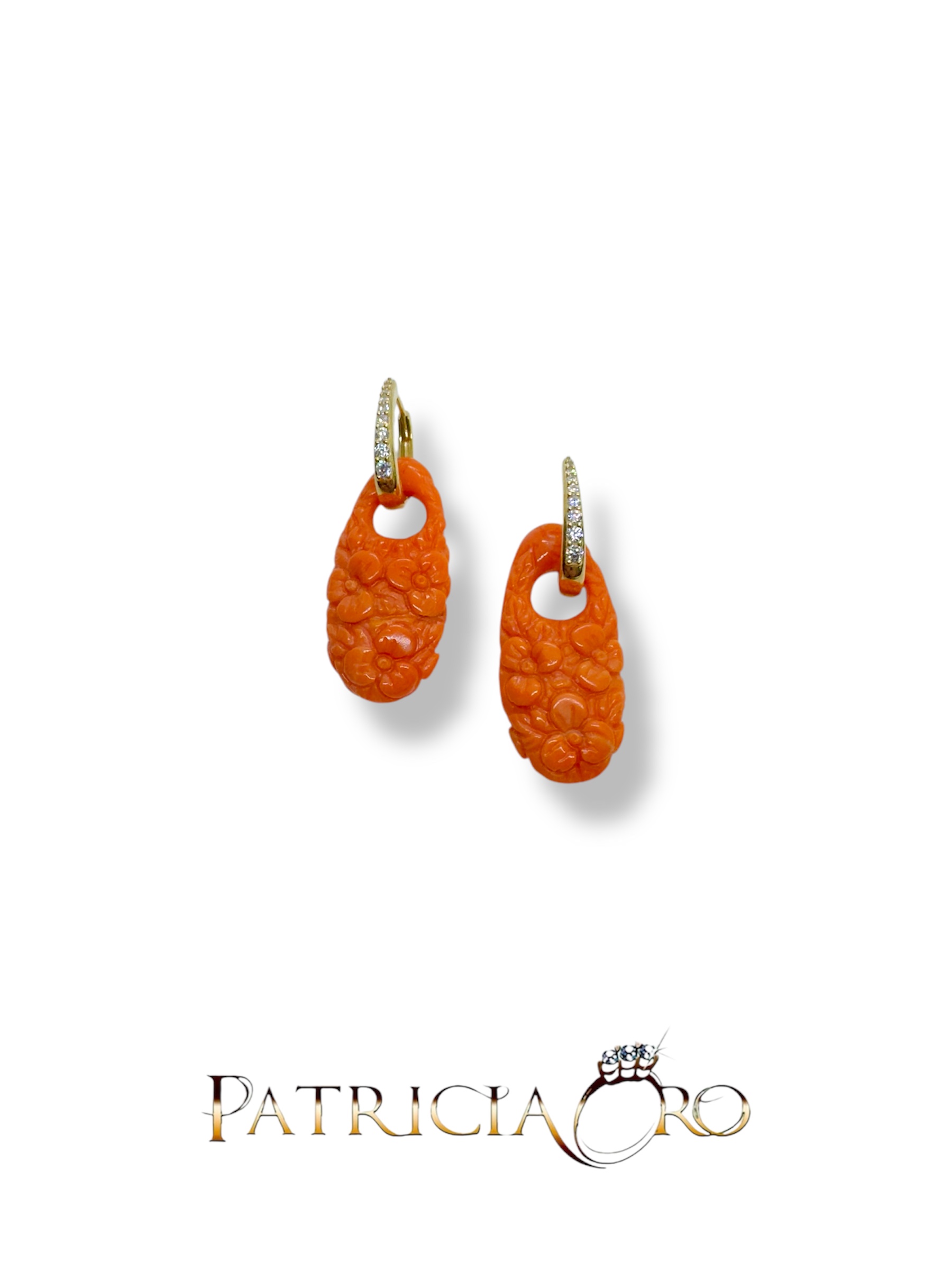Orecchini Creole in corallo incisi, gioielli made in italy di Patricia Oro Creations, un'elegante espressione di alta gioielleria.