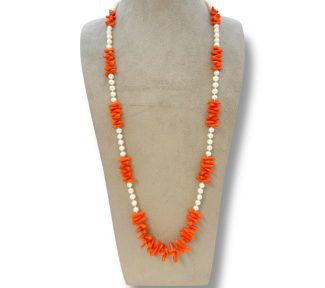 Splendida collana con corallo e perle, un gioiello made in Italy di Patricia Oro Creations, perfetto per un'idea regalo preziosa.