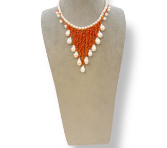 Splendida collana in corallo e perle, un gioiello made in italy di Patricia Oro Creations, perfetto per un'occasione speciale.