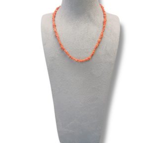 Splendida collana girocollo in corallo, un gioiello made in Italy di Patricia Oro Creations, perfetto per un'idea regalo preziosa.