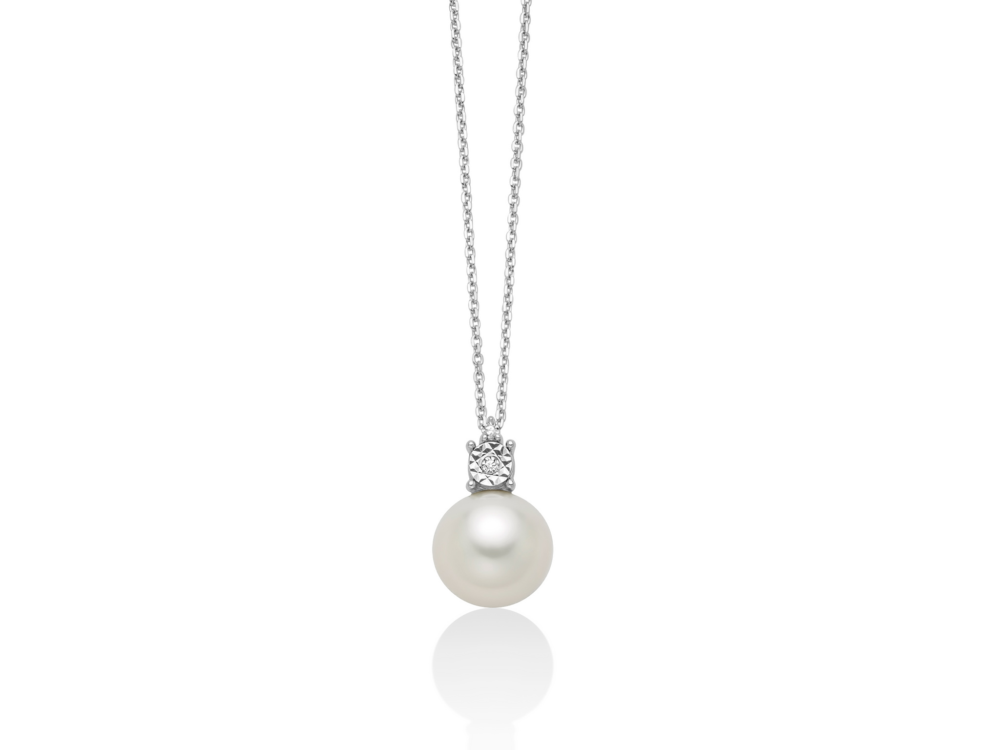 Collana Miluna in oro bianco con perle e diamanti: un gioiello di lusso per un'eleganza senza tempo. Scopri i nostri gioielli diamanti.