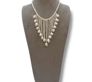 Collana di perle bianche naturali, un gioiello di lusso firmato Patricia Oro Creations, perfetto per un'idea regalo preziosa.