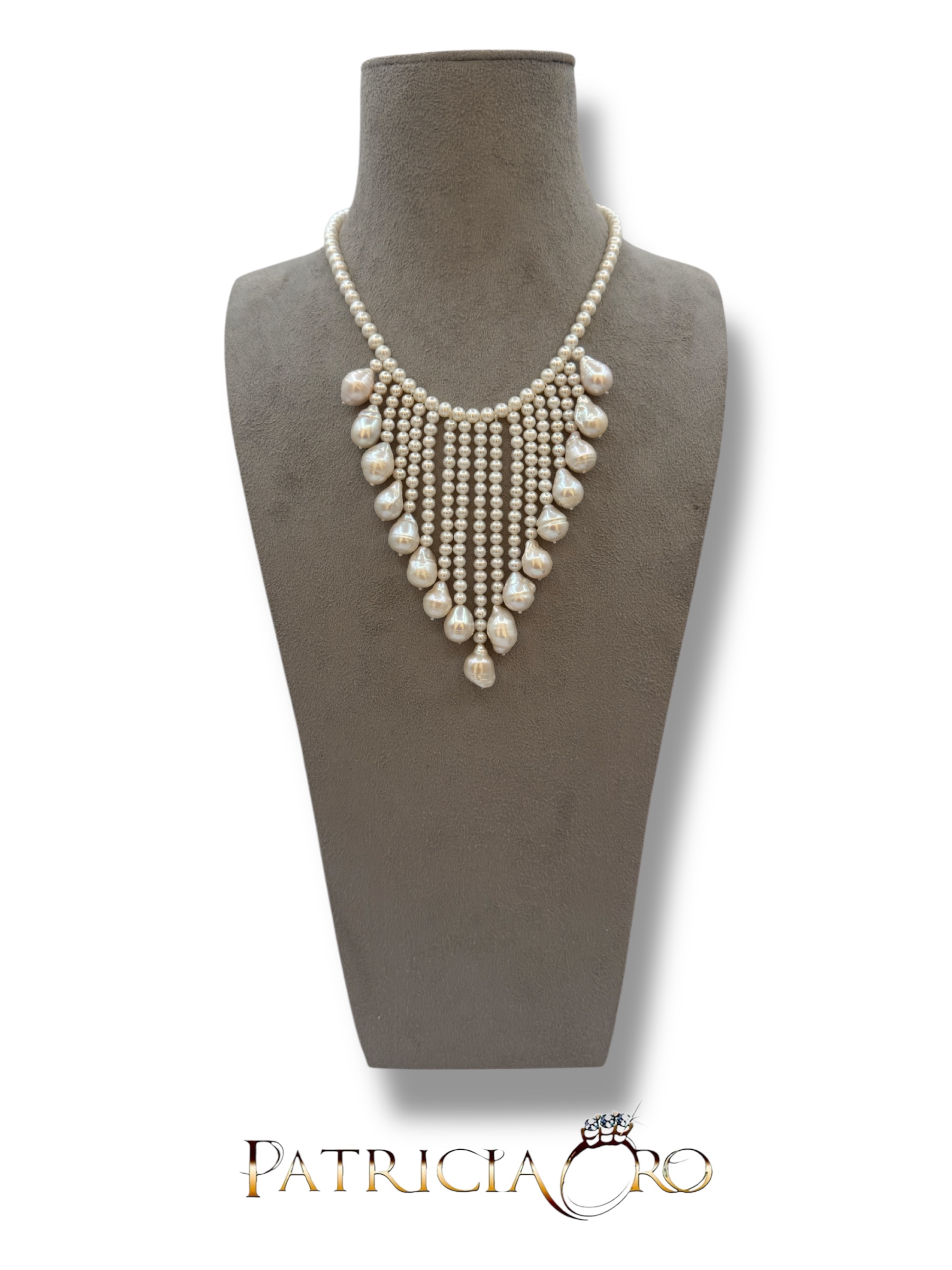 Collana di perle bianche naturali, un gioiello di lusso firmato Patricia Oro Creations, perfetto per un'idea regalo preziosa.