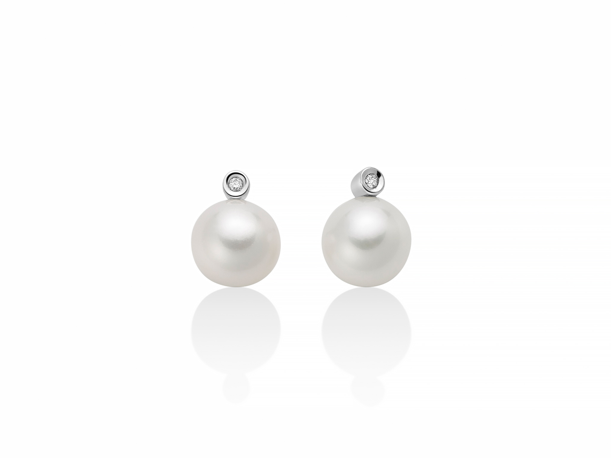Splendidi orecchini Miluna in oro bianco 750 con perle e diamanti, un gioiello di lusso perfetto per un'occasione speciale.
