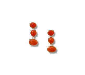 Splendidi orecchini pendenti in corallo e oro di Patricia Oro Creations, gioielli made in italy di alta gioielleria, perfetti per un regalo prezioso.