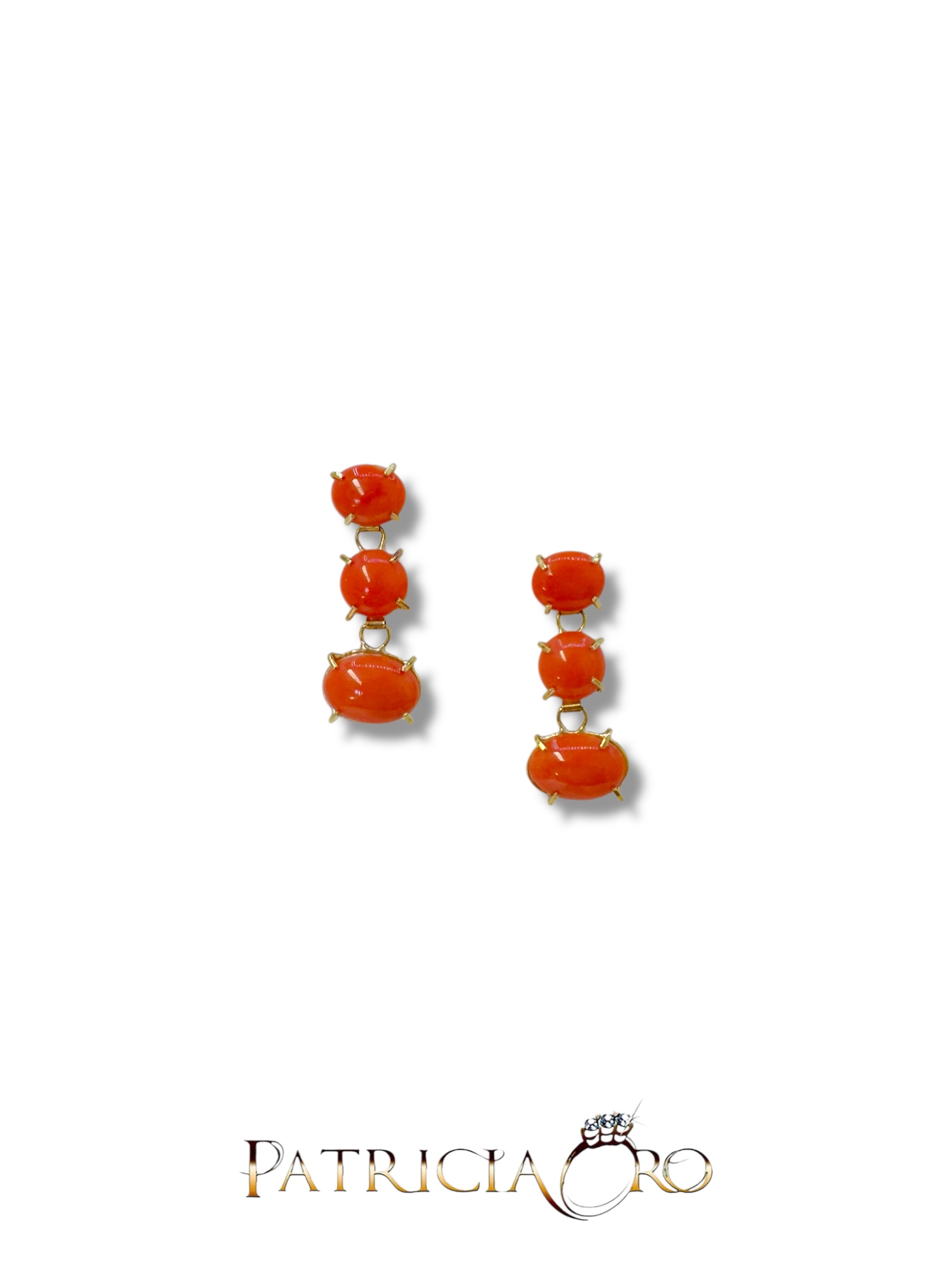 Splendidi orecchini pendenti in corallo e oro di Patricia Oro Creations, gioielli made in italy di alta gioielleria, perfetti per un regalo prezioso.