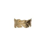 L'anello a foglia in oro giallo 18k, un gioiello di lusso che incarna l'eleganza e la raffinatezza dell'alta gioielleria. (Vista 2)