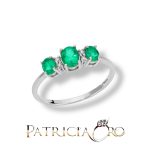 L'Anello Miluna Trilogy Smeraldo e Diamanti, un gioiello di alta gioielleria con smeraldo prezioso, perfetto per un'idea regalo di lusso.