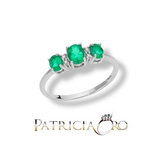 L'Anello Miluna Trilogy Smeraldo e Diamanti, un gioiello di alta gioielleria con smeraldo prezioso, perfetto per un'idea regalo di lusso.