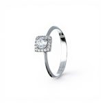 Splendido anello in oro bianco 18k con zirconi, un gioiello di lusso perfetto per un'occasione speciale.