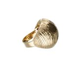 Anello in oro giallo 18k, un gioiello di lusso perfetto per un'idea regalo preziosa. (Vista 3)