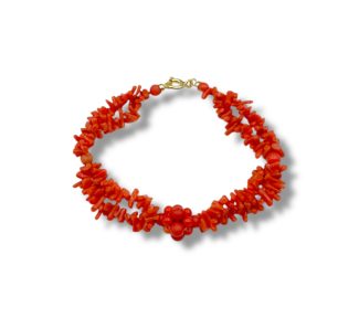 Splendido bracciale da donna a due fili con corallo naturale, un gioiello made in italy di Patricia Oro Creations, perfetto per un'eleganza senza tempo.
