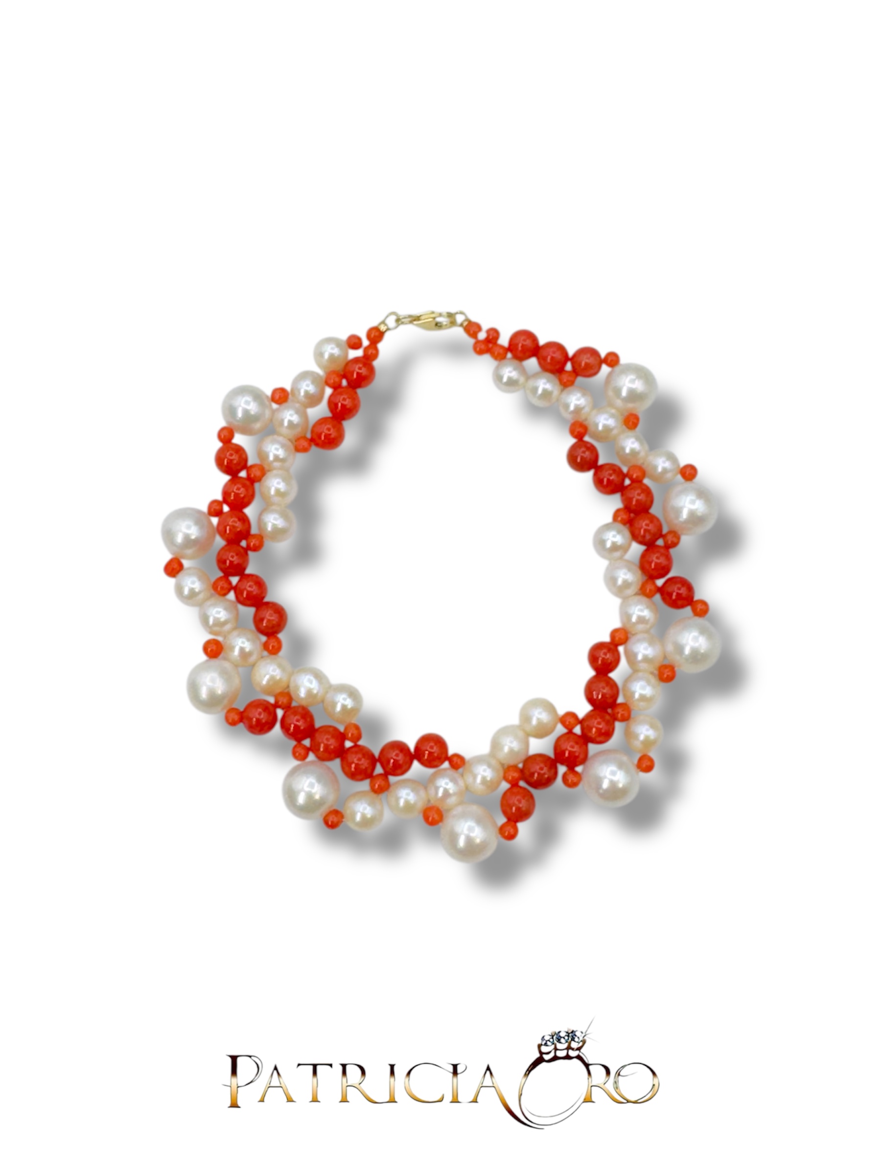 Splendido bracciale da donna con corallo e perle preziose, un gioiello made in italy di Patricia Oro Creations, perfetto per un'idea regalo di lusso.