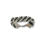 Bracciale da donna con perle ed ematite, un gioiello made in Italy di Patricia Oro Creations, perfetto per un regalo prezioso. (Vista 2)