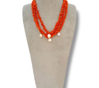 Splendida collana a tre fili con corallo e perle barocche, un capolavoro di gioielli made in italy, perfetto per un'occasione speciale.