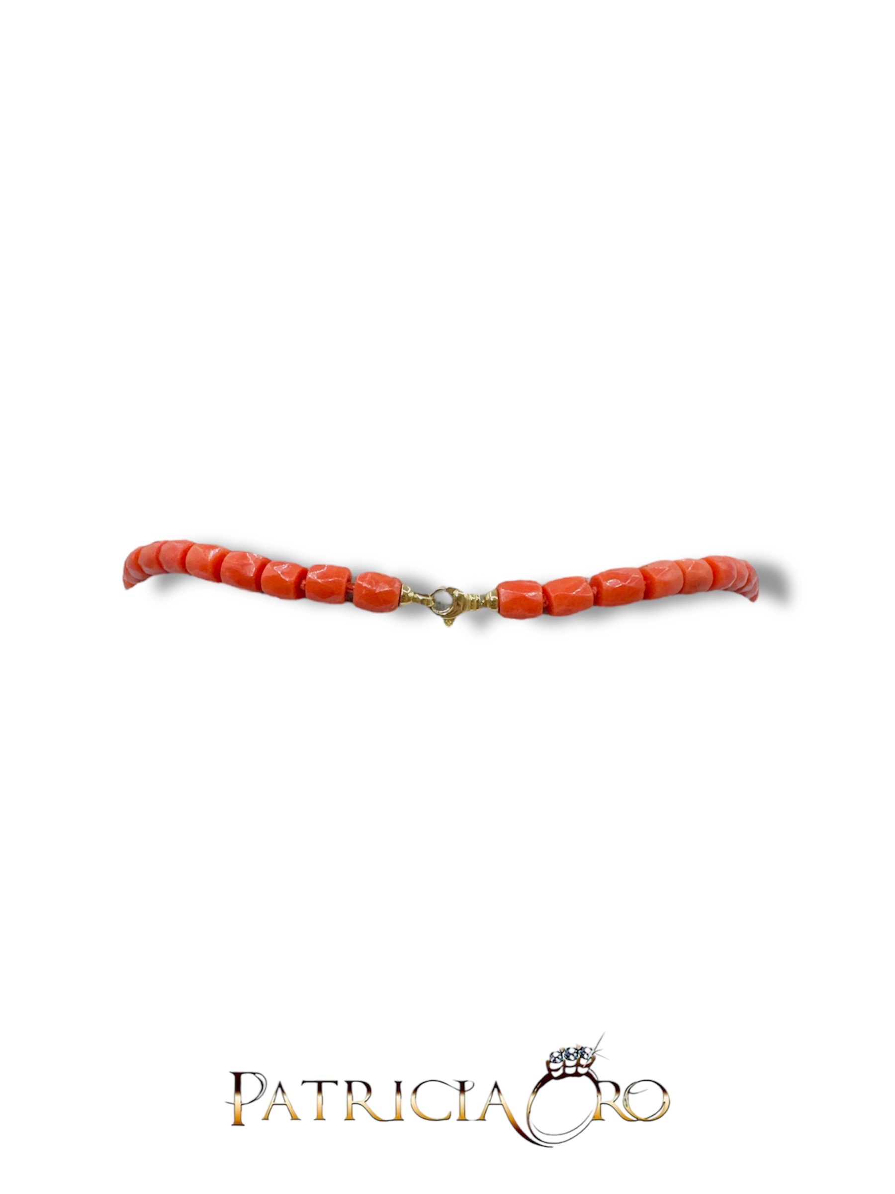 Splendida collana con barilotti sfaccettati di corallo vero, un gioiello made in italy di Patricia Oro Creations, perfetto per un'idea regalo preziosa. (Vista 2)