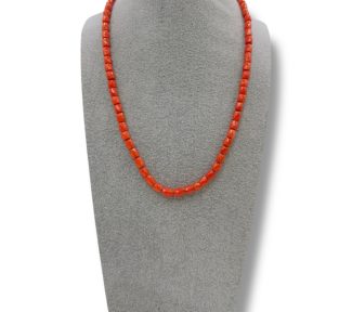 Splendida collana con barilotti sfaccettati di corallo vero, un gioiello made in italy di Patricia Oro Creations, perfetto per un'idea regalo preziosa.