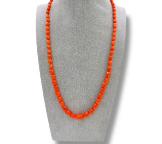 Splendida collana con barilotti sfaccettati di corallo mediterraneo naturale, un gioiello made in italy di Patricia Oro Creations.
