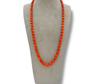 Splendida collana con barilotti sfaccettati di corallo naturale, un capolavoro di gioielli made in italy, perfetto per un'occasione speciale.