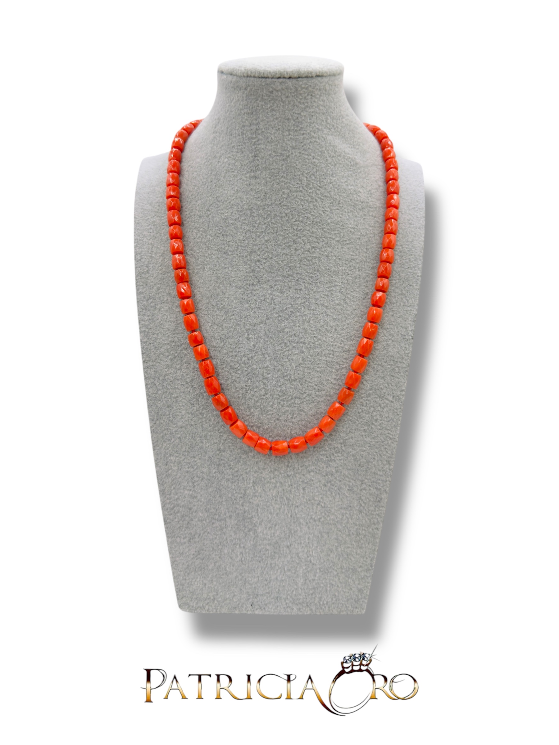 Splendida collana con barilotti sfaccettati di Corallo Sciacca, un gioiello made in italy di Patricia Oro Creations, perfetto per un'idea regalo preziosa.