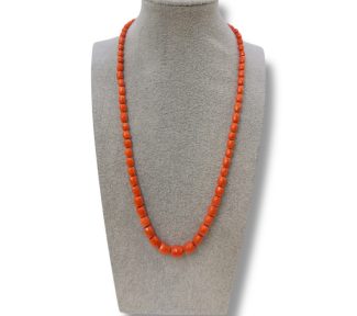 Splendida collana con barilotti di Corallo Sciacca naturale, un gioiello made in italy di Patricia Oro Creations, perfetto per un'occasione speciale.