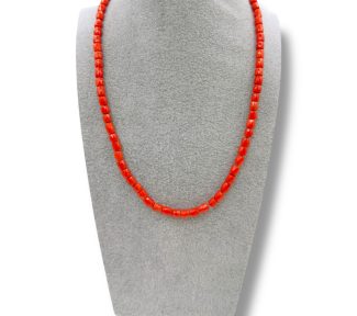 Splendida collana con barilotti sfaccettati di corallo vero, un gioiello made in italy di Patricia Oro Creations, perfetto per un'idea regalo preziosa.