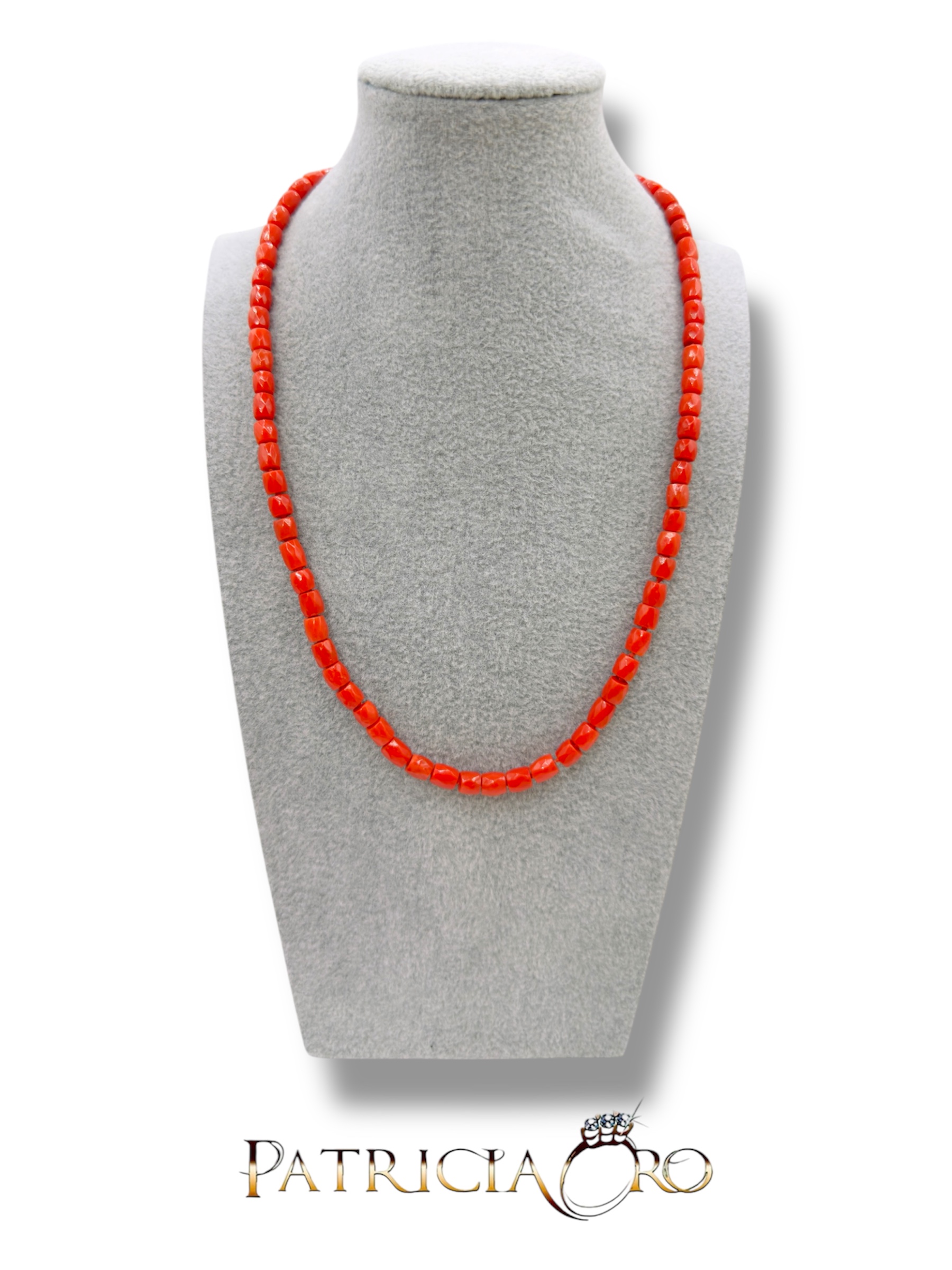 Splendida collana con barilotti sfaccettati di corallo vero, un gioiello made in italy di Patricia Oro Creations, perfetto per un'idea regalo preziosa.