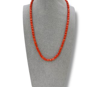 Splendida collana con barilotti sfaccettati di corallo, un gioiello made in italy di Patricia Oro Creations, perfetto per un'occasione speciale.