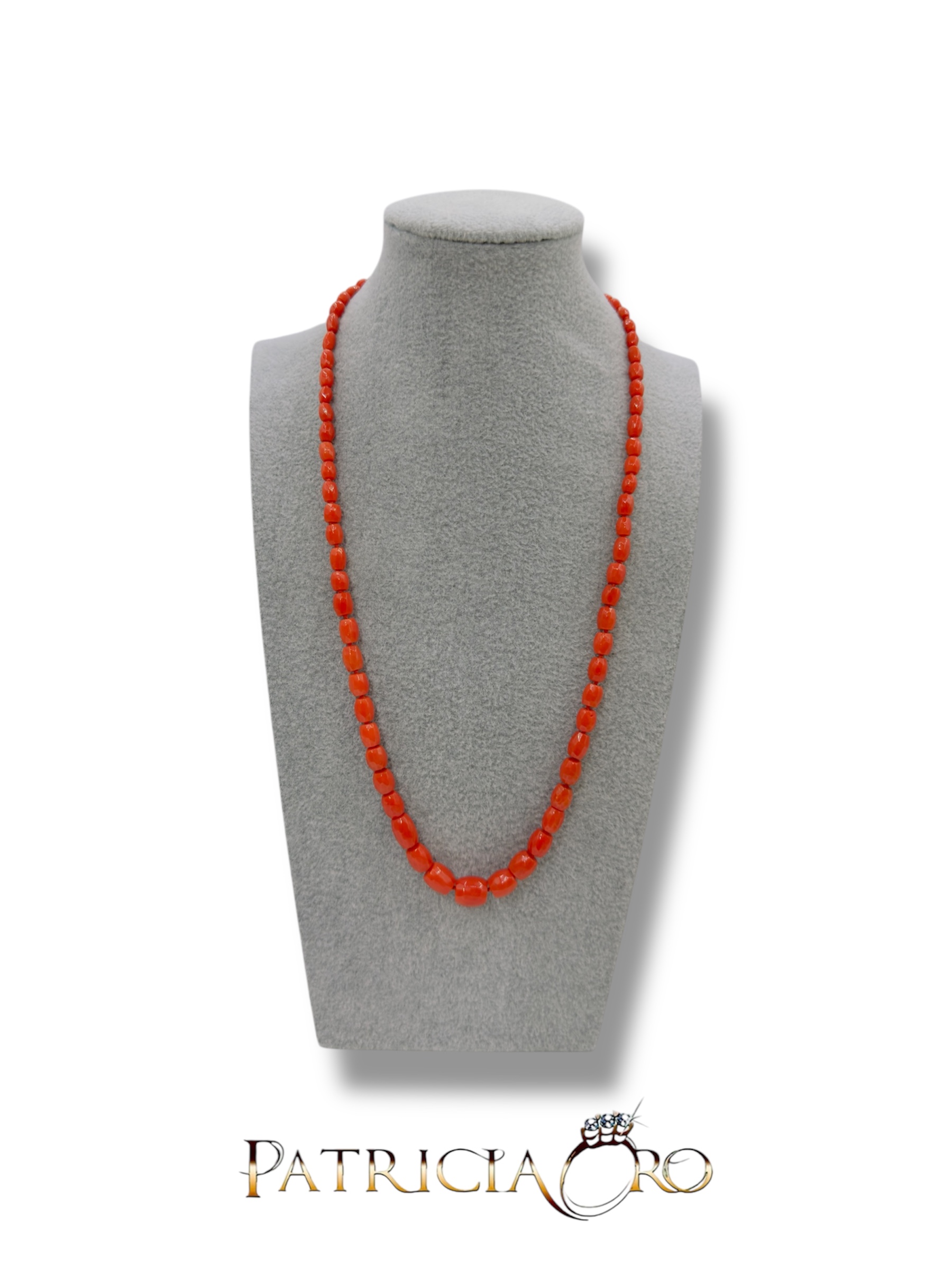 Splendida collana con barilotti sfaccettati in Corallo Sciacca, un gioiello made in italy di Patricia Oro Creations, perfetto per un'occasione speciale.