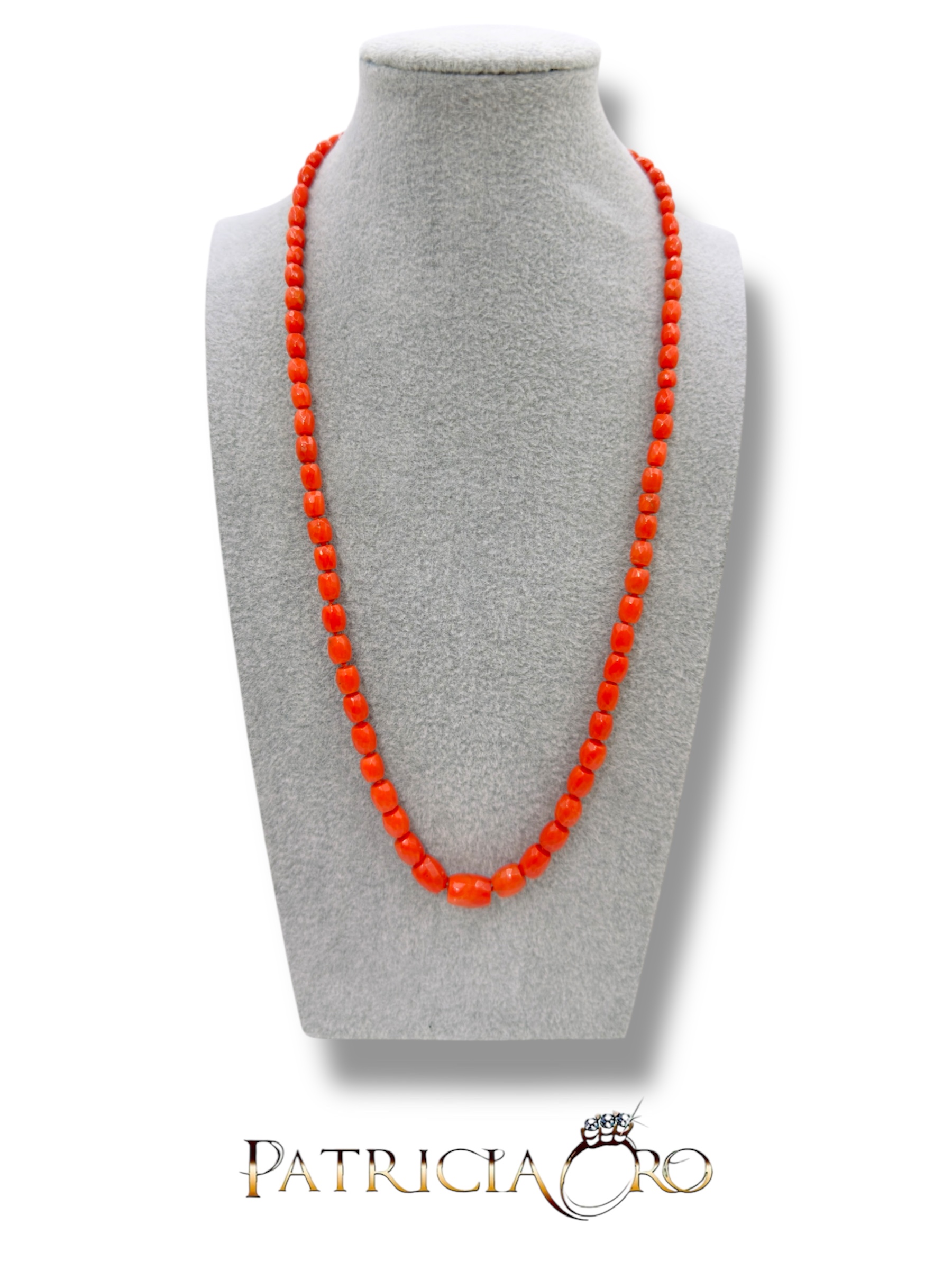 Splendida collana con barilotti sfaccettati in Corallo Sciacca, un gioiello made in italy di Patricia Oro Creations, perfetto per un'occasione speciale.