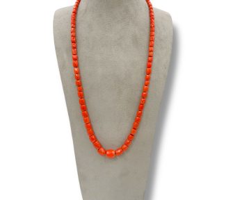 Splendida collana con barilotti sfaccettati e Corallo Sciacca in oro 18k, un gioiello made in italy di Patricia Oro Creations, perfetto per un'idea regalo preziosa.