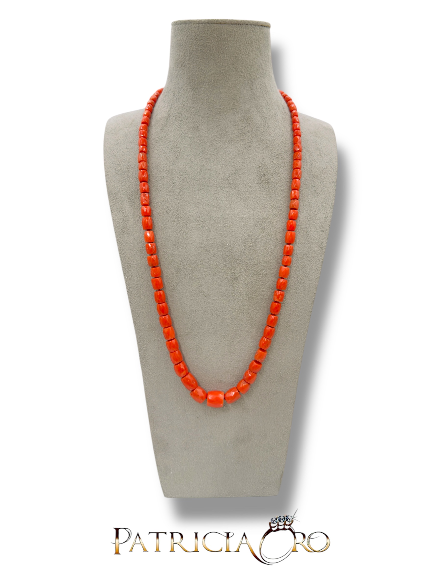 Splendida collana con barilotti sfaccettati e Corallo Sciacca in oro 18k, un gioiello made in italy di Patricia Oro Creations, perfetto per un'idea regalo preziosa.