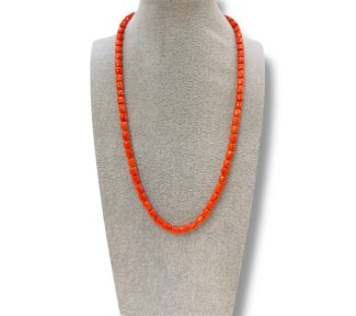 Collana da donna Patricia Oro Creations con barilotti sfaccettati di Corallo Sciacca, un gioiello made in Italy di alta gioielleria.